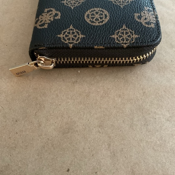 GUESS  Black and Brown Wallet NWOT - Picture 4 of 5